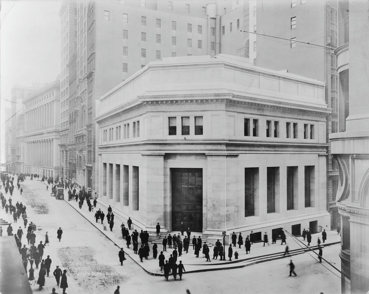 New York, 1914: het hoofdkantoor van (toen nog) J.P. Morgan & Co. op 23 Wall Street, op de hoek met Broad Street.
