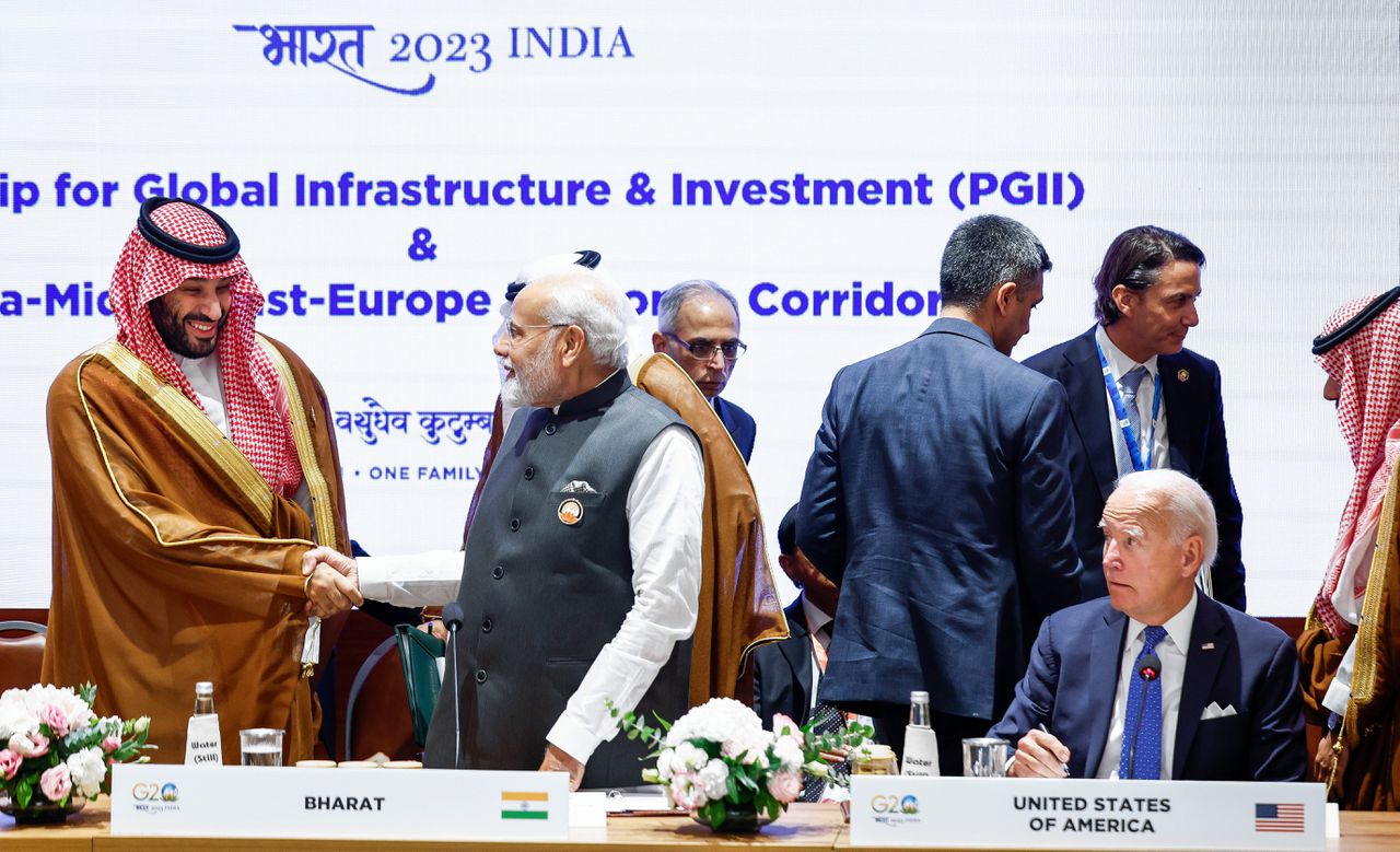 De Indiase premier Narendra Modi (midden) begroet de Saoedische kroonprins Mohammed bin Salman op de G20-top in New Delhi op 9 september. De Amerikaanse president Joe Biden kijkt toe.