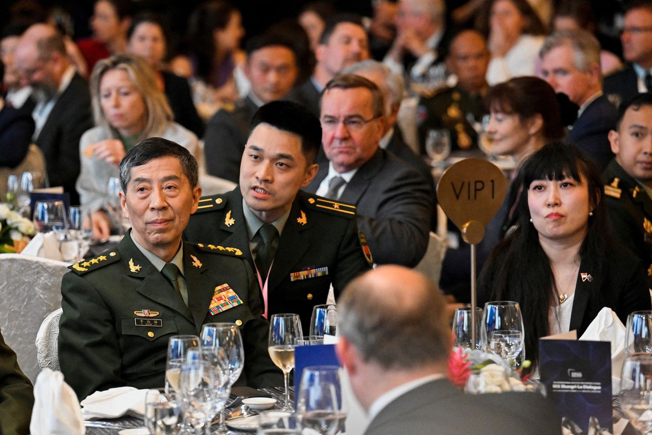 De Chinese minister van Defensie Li Shangfu (links) tijdens een Aziatische defensietop in Singapore in juni. Li is sinds eind augustus niet meer in het openbaar verschenen.