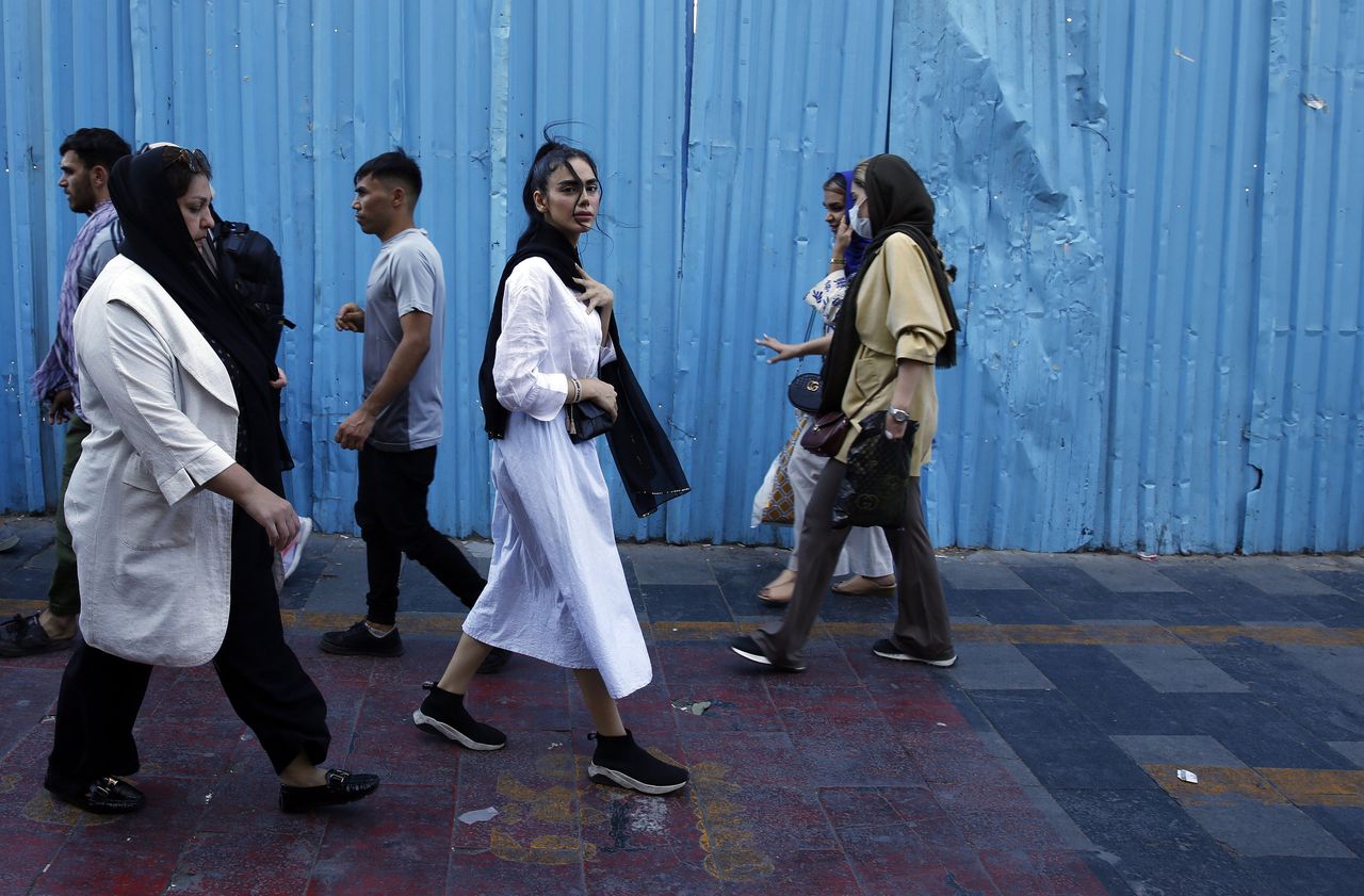Iraanse vrouwen in de straten van Teheran, eerder deze maand. Niet alle vrouwen dragen de verplichte hoofddoek.