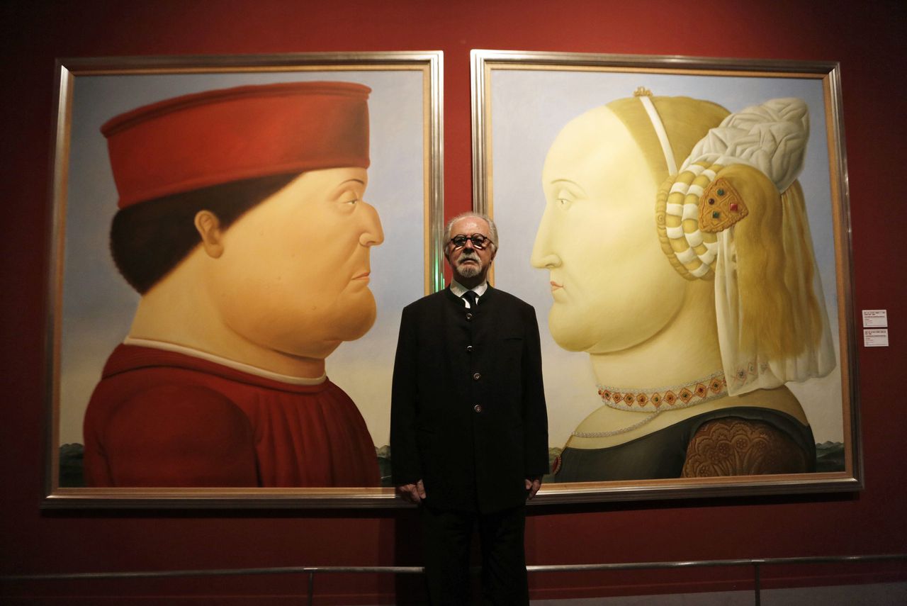 De Colombiaanse kunstenaar Fernando Botero in 2015 bij twee van zijn schilderijen met de titel ‘Naar Piero Della Francesca’.