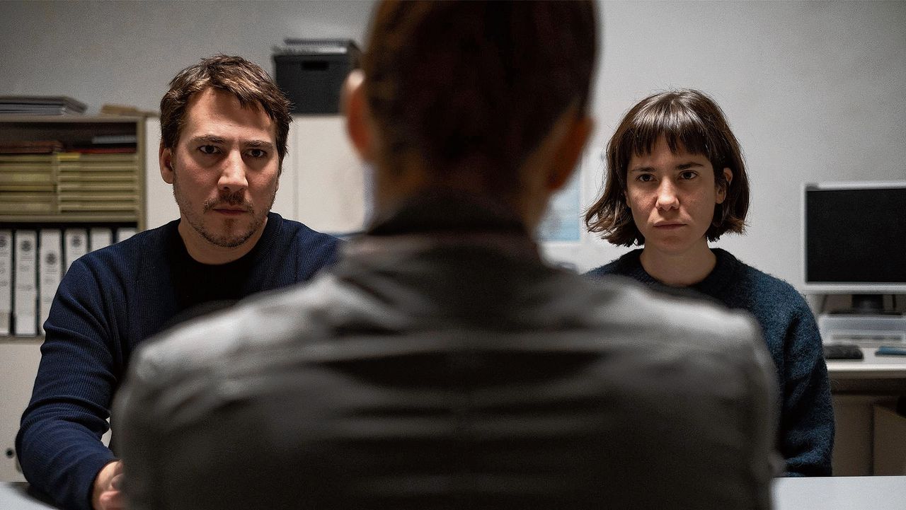Diego (Alberto Ammann) en Elena (Bruna Cusí) stuiten in een verhoorkamer op een muur van achterdocht en wantrouwen, in ‘Upon Entry’.