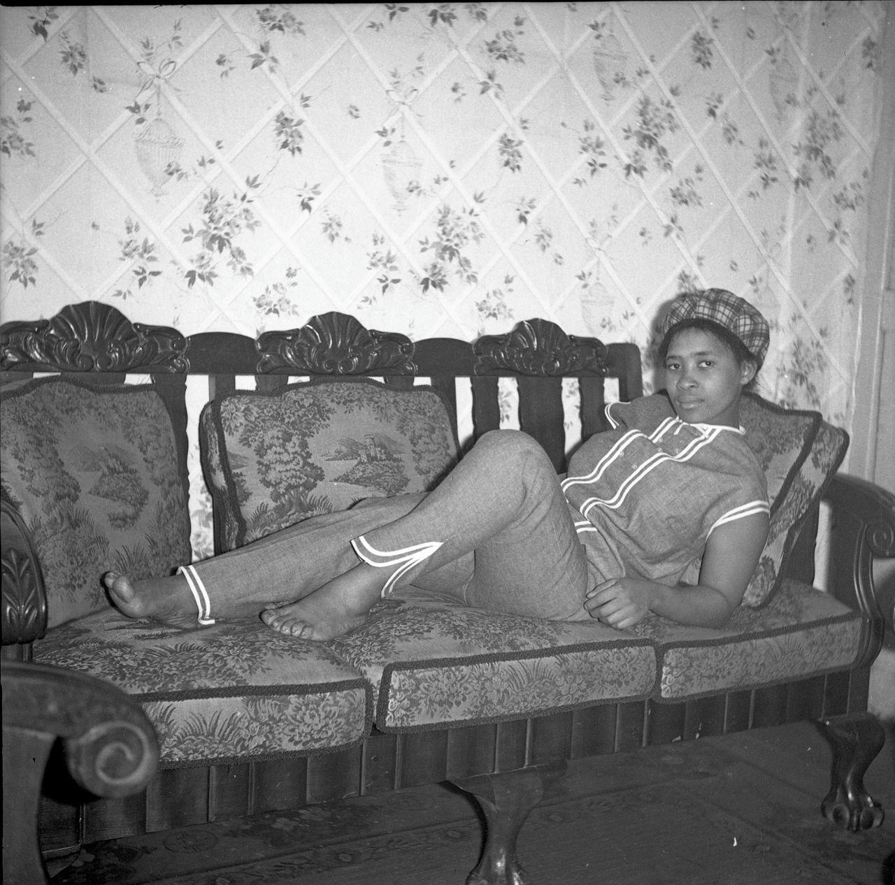 De Zuid-Afrikaanse Doreen Ngilima poseert in de jaren vijftig op haar trotse bezit: een sofa. Zo verwierf zij respectability.