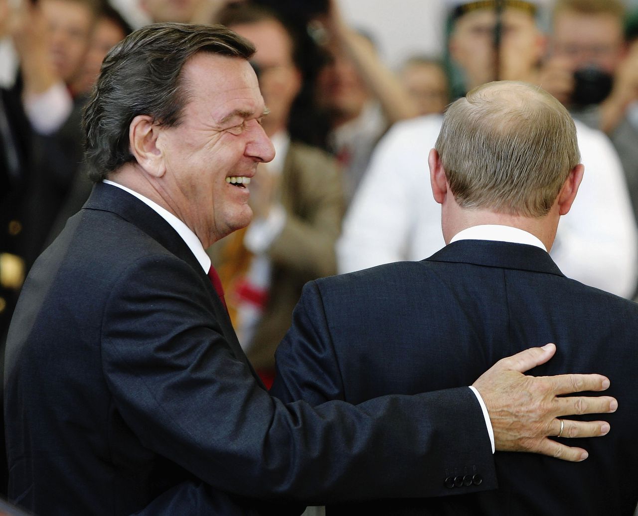 Schröder, dan nog bondskanselier, begroet president Poetin op diens bezoek aan Berlijn in september 2005.
