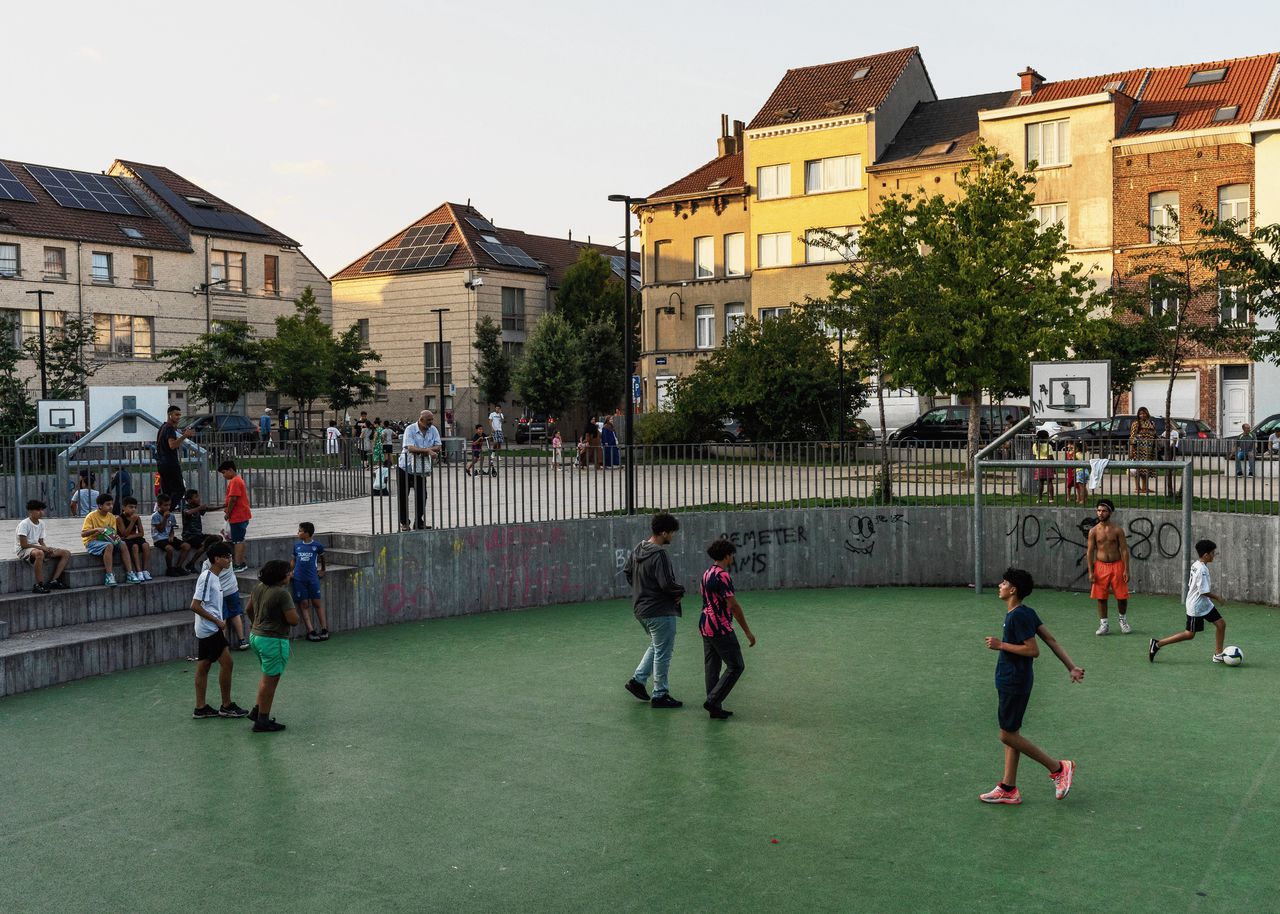 Kinderen en jongeren op een speelplaats in de Brusselse wijk Molenbeek, deze maand.