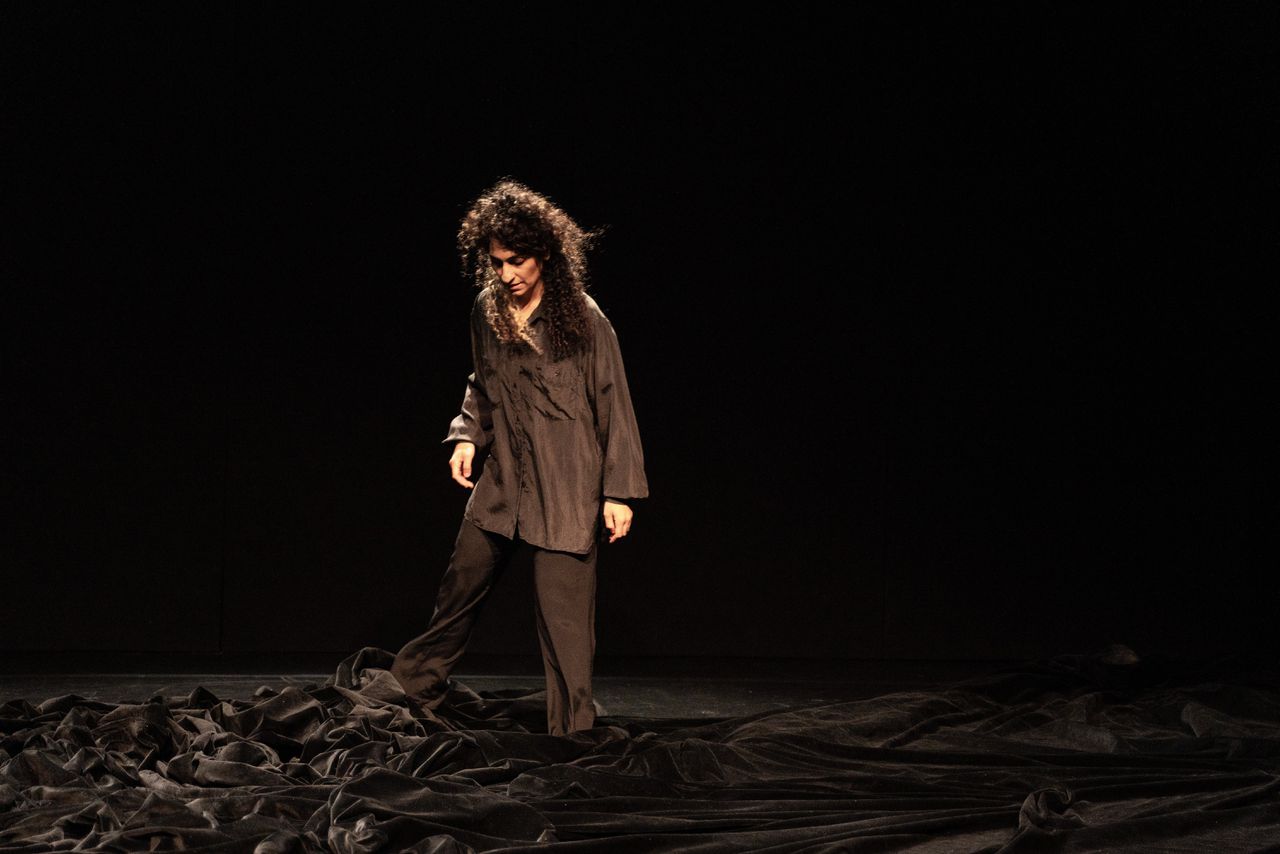 Nastaran Razawi Khorasani in haar nieuwe voorstelling ‘This is not a dance’.