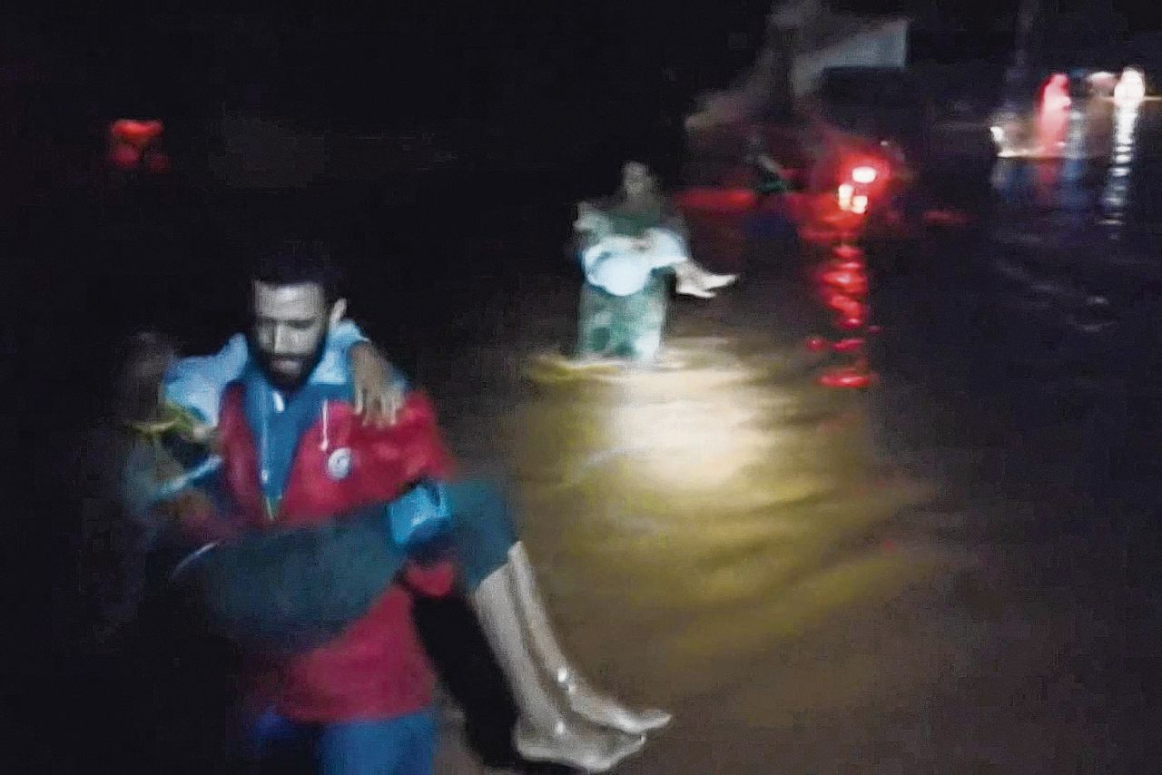 Een op 11 september verspreid beeld van een team van de Rode Halve Maan dat overstromingsslachtoffers redt op een niet nader genoemde plek in Oost-Libië, behoort tot de eerste beelden van de ramp.