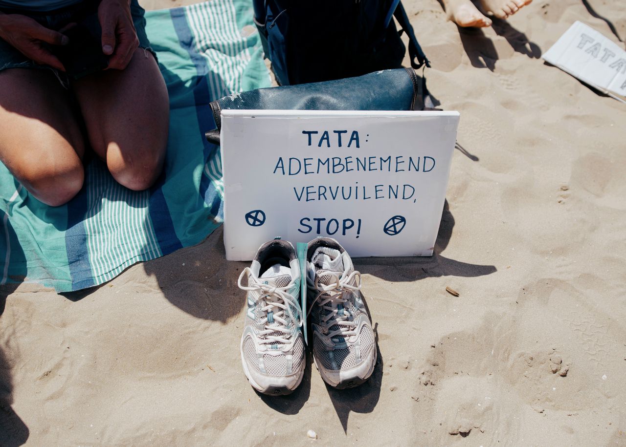 Protestbordje bij een demonstratie van Greenpeace tegen Tata Steel.