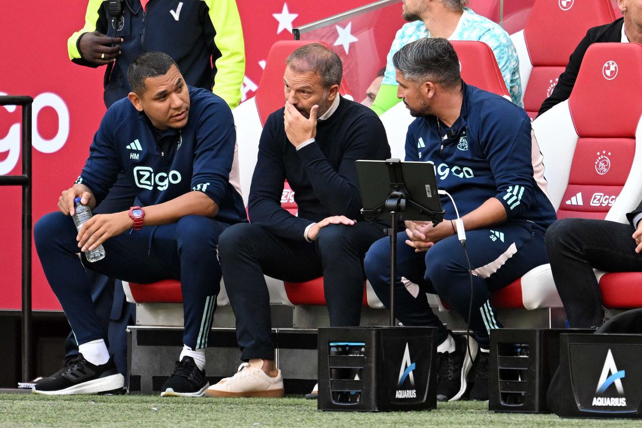 Hoe verhoudt trainer Maurice Steijn (midden) zich tot de Ajax-spelers die op voorspraak van Sven Mislintat zijn gekomen?