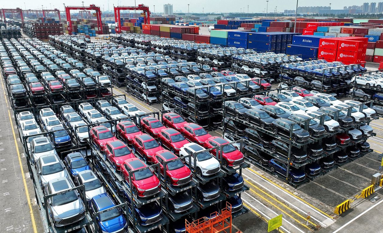 Auto’s van BYD staan klaar om ingeladen te worden in de Taicang-haven, China. Na Tesla is BYD de grootste producent van elektrische voertuigen ter wereld.