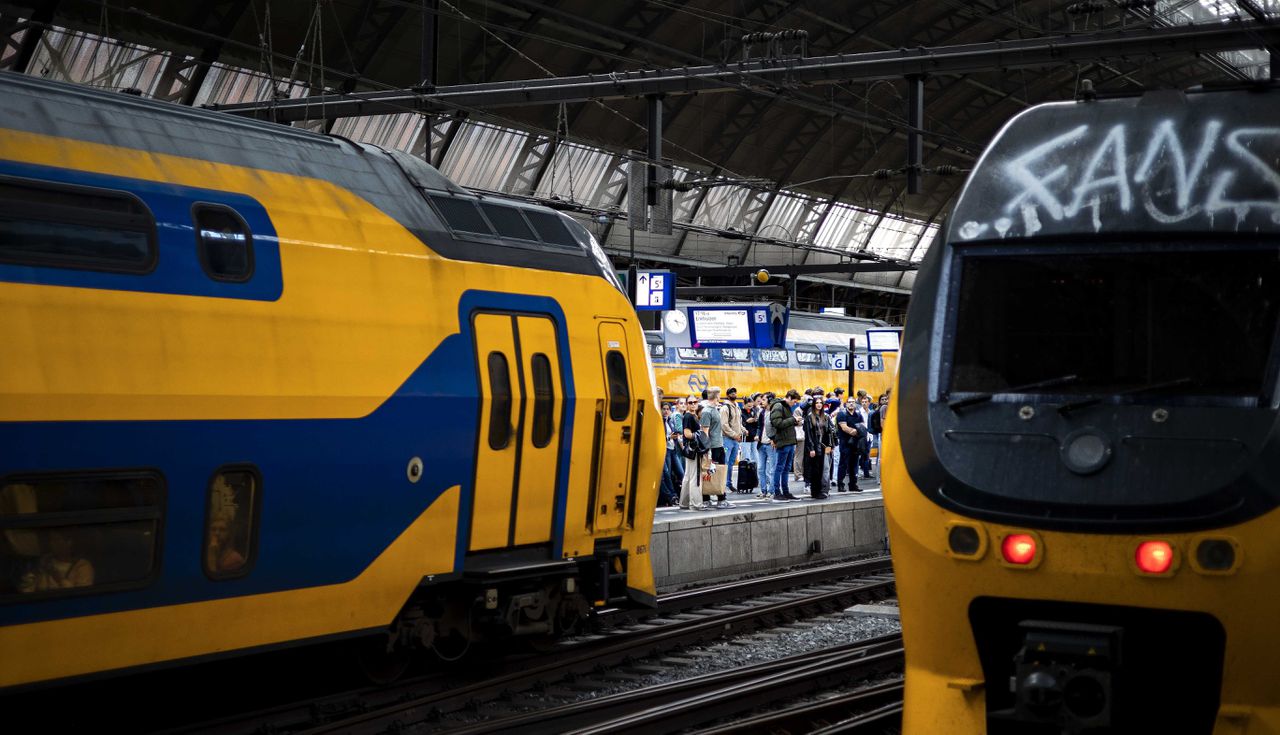 Treinreizigers in de avondspits op station Amsterdam Centraal. Staatssecretaris Vivianne Heijnen (Infrastructuur en Waterstaat, CDA) gaat NS vragen om nieuwe plannen te maken om de drukte in de spits te spreiden.