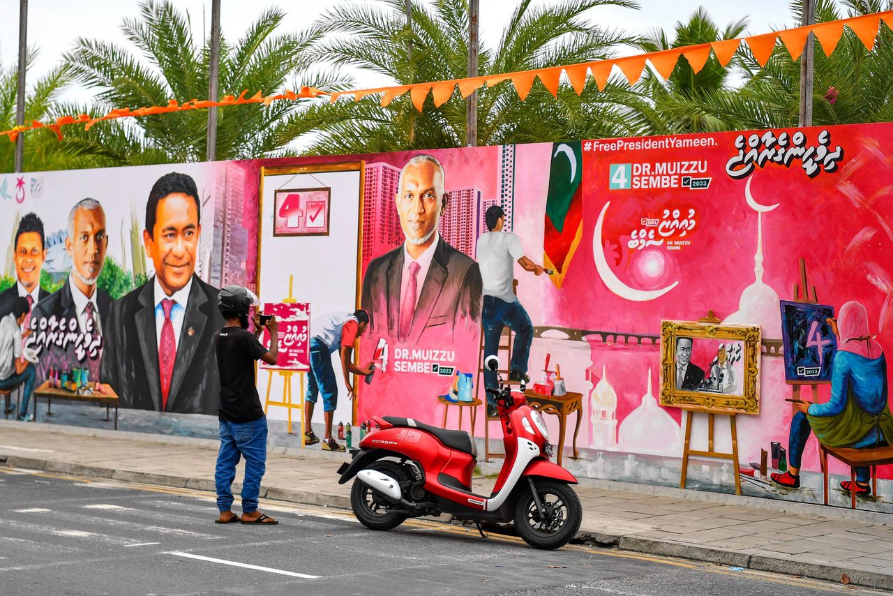 Verkiezingsaffiches voor Mohamed Muizzu, de uitdager van de zittende president, in Malé, hoofdstad van de Malediven.