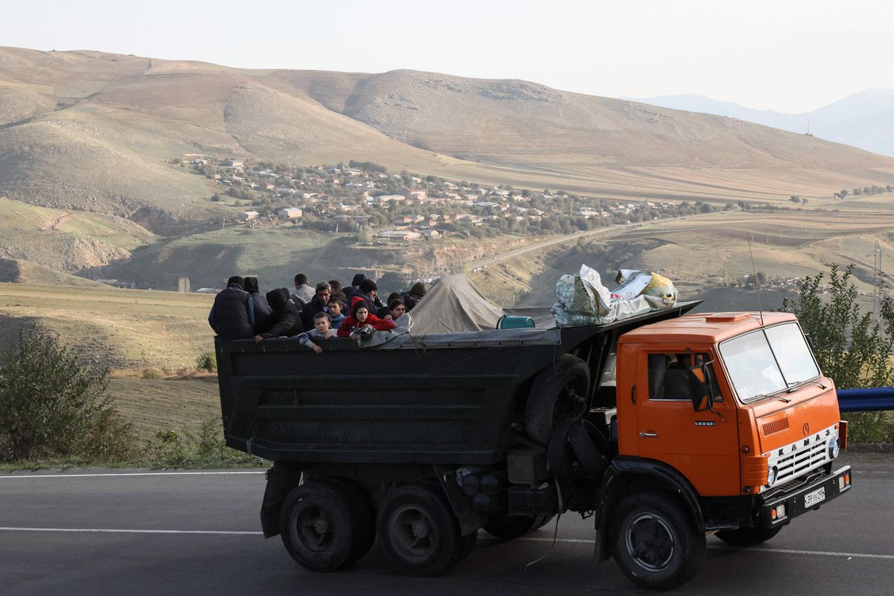 Een vrachtwagen met gevluchte etnische Armeniërs is donderdag op weg naar Goris in Zuid-Armenië. Meer dan de helft van de 120.000 bewoners van Nagorno-Karabach heeft de enclave al verlaten.