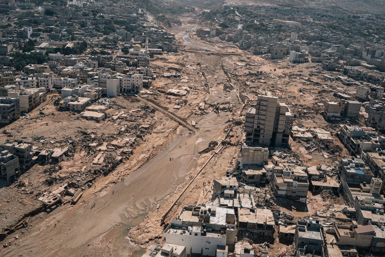 Luchtfoto van de door overstromingen getroffen stad Derna in het noordoosten van Libië.