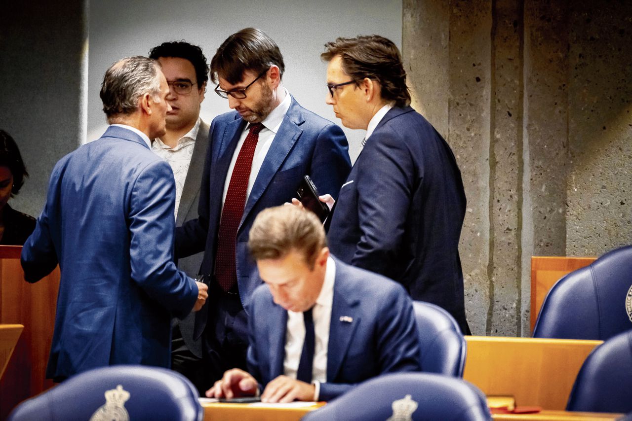 Tom van der Lee (links, GroenLinks), Steven van Weyenberg (midden, rode stropdas, D66) en Pieter Grinwis (ChristenUnie) woensdag in de Tweede Kamer.