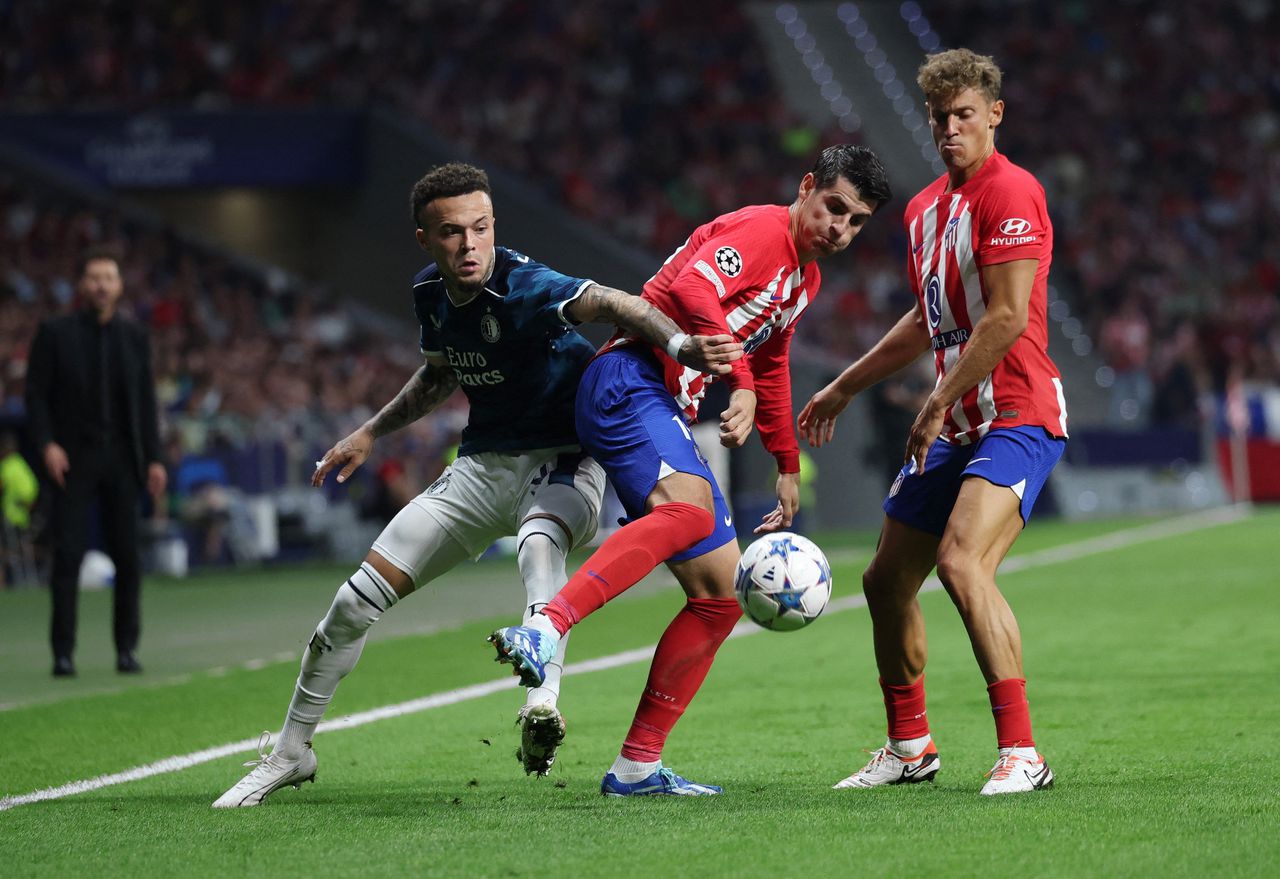 Feyenoord-verdediger Quilindschy Hartman vecht een duel uit met Atlético-spits Álvaro Morata