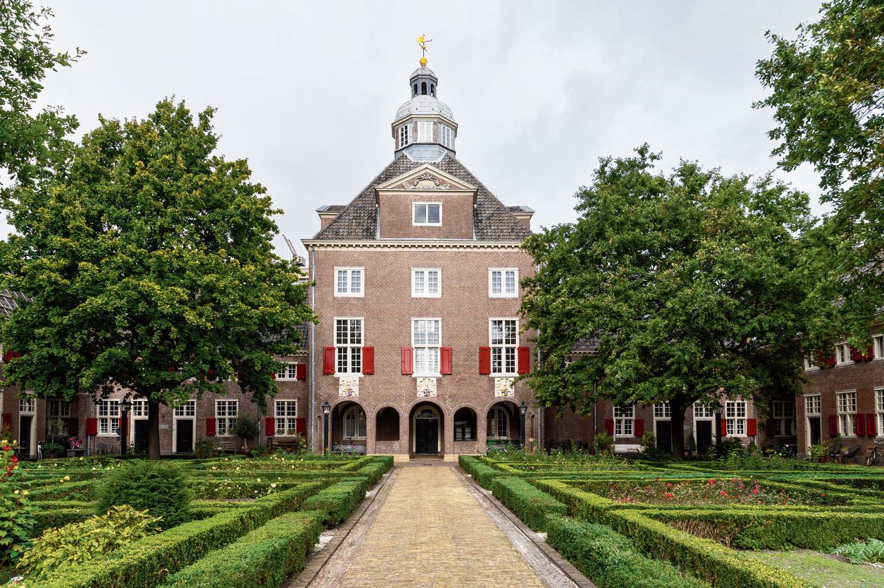 Het Hofje van Nieuwkoop, het grootste en mooiste Haagse hofje, is een onvervalst geval van liefdadigheid.