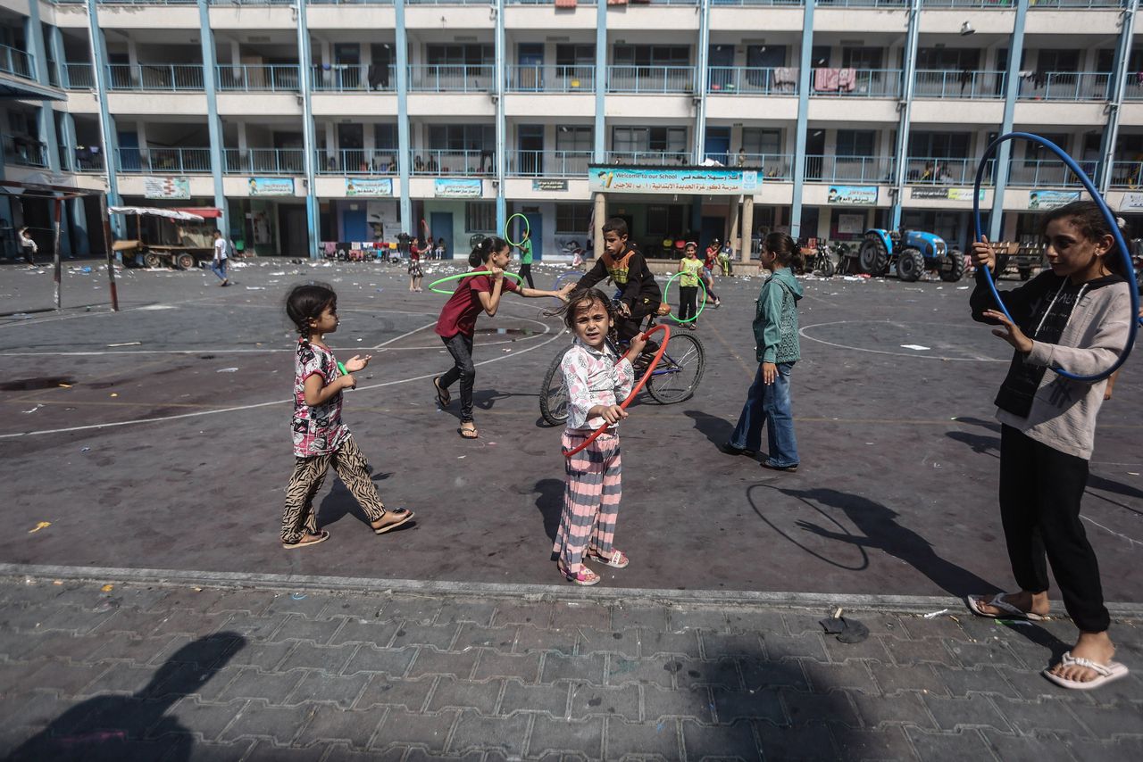 Palestijnse kinderen zoeken tijdens de bombardementen hun toevlucht tot een schoolcomplex van de VN.