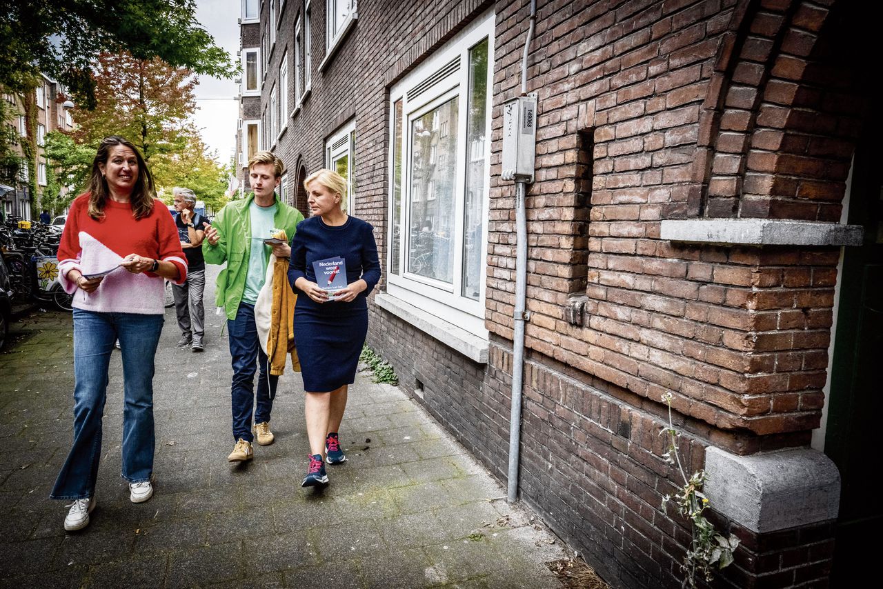 Kamerlid Attje Kuiken en de Amsterdamse wethouder Marjolein Moorman tijdens de gezamenlijke verkiezingscampagne van GroenLinks-PvdA in Amsterdam.