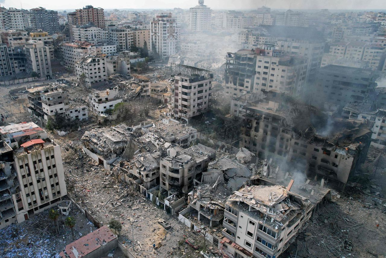 Ingestorte en zwaar beschadigde gebouwen na een Israëlische bombardement op Gaza Stad.