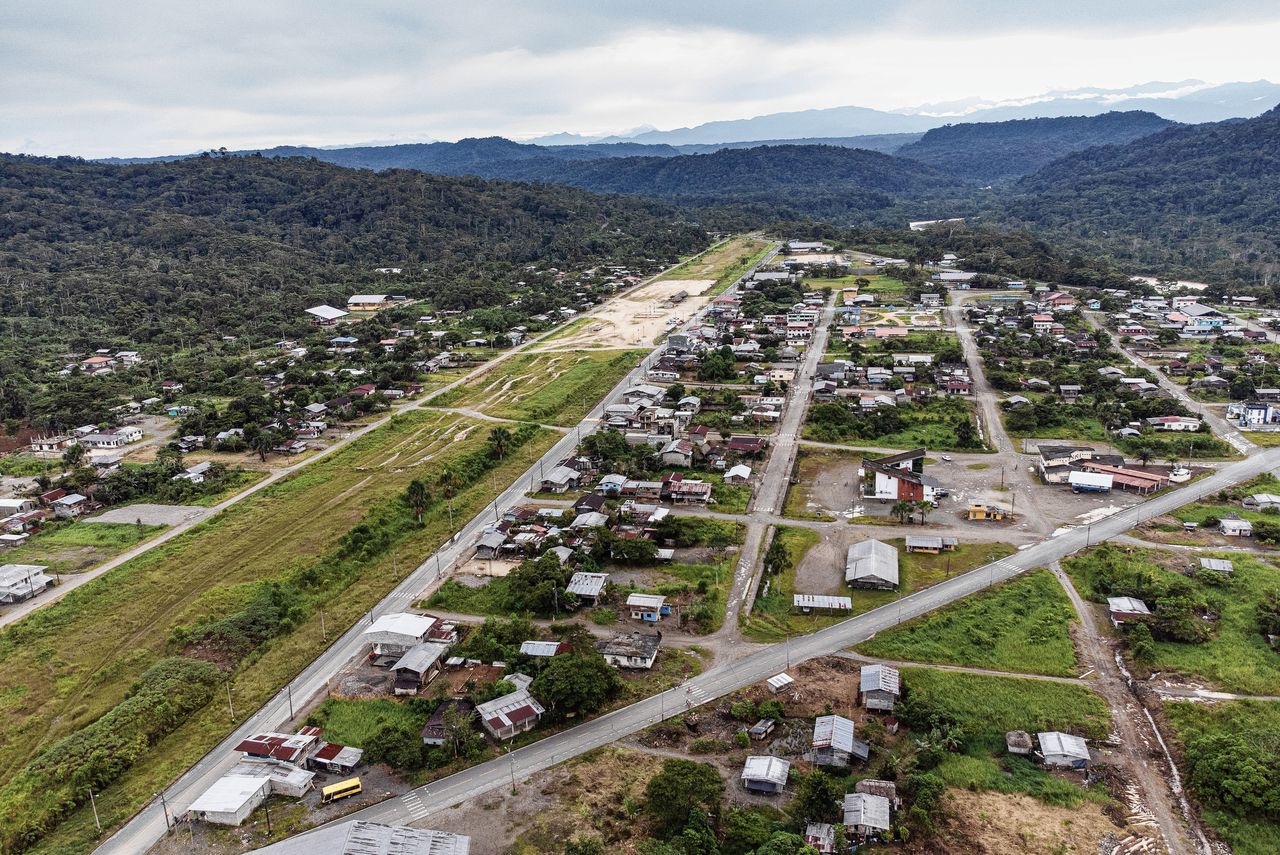 Tussen Arajuno en Toñampare is de aanleg van een autoweg door het oerwoud in volle gang. De weg is omstreden bij een deel van de inheemse Waorani.
