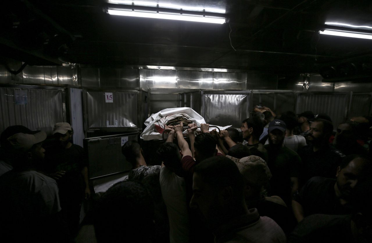 Palestijnen in Gaza-Stad dragen het lichaam van een Hamasstrijder die werd gedood bij de aanvallen op dorpen in het zuiden van Israël.