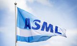 Een vlag van ASML buiten het hoofdkantoor. De Nederlandse chipmachinemaker krijgt te maken met strengere exportrestricties.