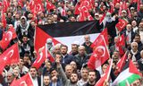 Betogers met Turkse en Palestijnse vlaggen demonstreren donderdag in de Turkse hoofdstad Ankara. 