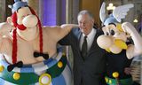 <strong>Albert Uderzo</strong> met zijn stripfiguren Asterix en Obelix in 2015.