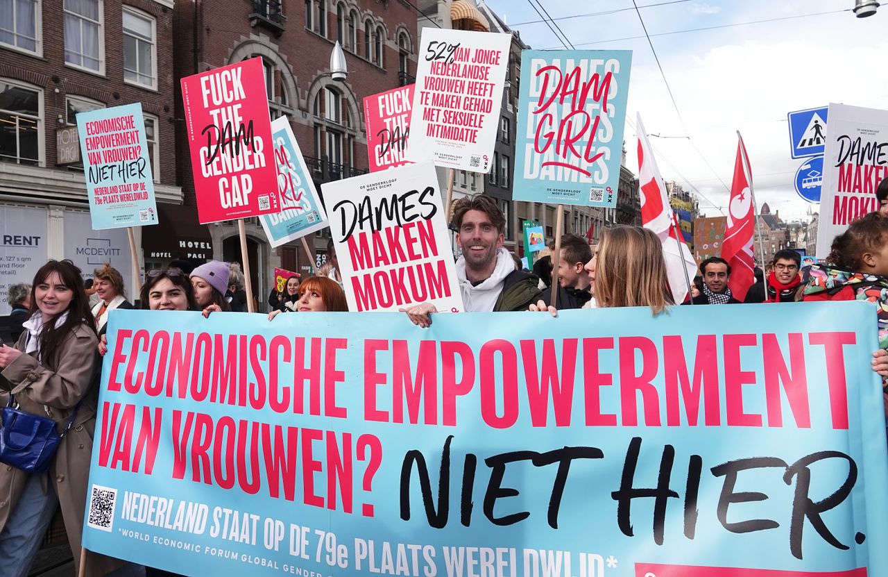Mensen protesteren tegen de loonkloof, in aanloop naar de Internationale Vrouwendag op 8 maart 2023.