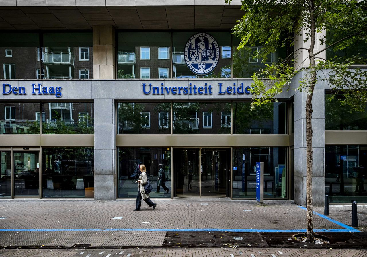 De Universiteit Leiden in Den Haag, waar de deuren de hele dag dicht blijven vanwege "een verhoogd veiligheidsrisico".