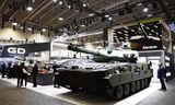 Stand van <strong>General Dynamics</strong> op tentoonstelling in Washington deze maand met <strong>Abrams-tank</strong>, het type dat ook aan Oekraïne wordt geleverd.