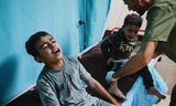 <strong>Twee Palestijnse jongens</strong> worden in het ziekenhuis van Deir al-Balah, in het zuiden van de Gazastrook, behandeld voor hun verwondingen die ze naar verluidt opliepen na een Israëlisch bombardement.