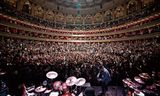 King Crimson in <strong>De Royal Albert Hall</strong> in Londen. Op de foto zie je twee van de drie drumstellen die tijdens het optreden tegelijkertijd gebruikt worden.