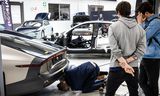 Bezoekers van een kijkdag inspecteren een <strong>elektrische auto van Lightyear</strong>. De Nederlandse bouwer van elektrische auto’s is failliet verklaard maar ondanks de doorstart worden er wel wagens en ander materiaal van het bedrijf geveild.
