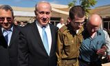 De Israëlische soldaat Gilad Shalit (tweede van rechts) met zijn vader (rechts), de Israëlische premier Benjamin Netanyahu (tweede van links) en de toenmalige minister van Defensie Ehud Barak na zijn vrijlating op 18 oktober in Tel Aviv. Shalit werd 1.941 dagen vastgehouden. 
