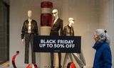 <strong>Black Friday-kortingsaanbiedingen</strong> in winkeletalages in Amsterdam op dinsdag 21 november. 
