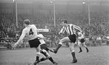 Willy van der Kuijlen schiet op doel in 1967 in een wedstrijd tegen ADO.