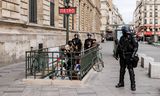  Oproerpolitie bij een metrohalte in de buurt van de Place de la République in Parijs tijdens een verboden pro-Palestijnse demonstratie.