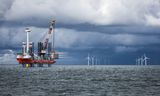 Windmolens in aanbouw voor de Nederlandse kust. Bedrijven die actief zijn in de energietransitie zijn afhankelijk van investeringen van de overheid om te concurreren met de fossiele sector.