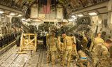Amerikaanse mariniers laden artilleriestukken op een transportvliegtuig, vorig jaar april. 
