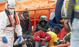 Een groep van 54 Afrikaanse migranten arriveert op Lanzarote, een van de Canarische Eilanden, na hun redding door de Spaanse kustwacht, 20 december. 