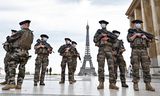 <strong>Franse soldaten </strong>patrouilleren op het Place du Trocadero in Parijs, als onderdeel van het antiterreurplan Vigipirate.