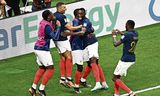 <strong>De Franse spelers</strong> vieren het doelpunt van Randal Kolo Munai (tweede van rechts), die de 2-0 maakte tegen Marokko in de halve finale.