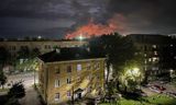Een vlammenzee boven het vliegveld is zichtbaar vanuit de stad Pskov. Vier militaire transportvliegtuigen zouden zijn geraakt door brokstukken van drones.