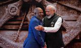 De Indiase premier Narendra Modi (rechts) begroet de Comoriaanse president Azali Assoumani, vertegenwoordiger van de Afrikaanse Unie, zaterdag bij de G20-top in Delhi. 