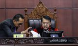 <strong>Het Indonesische Constitutionele Hof</strong> verlaagde maandag de leeftijd voor deelname aan de presidentsverkiezingen. Volgens critici maakt de omstreden maatregel de weg vrij om een zoon van zittend president Widodo te laten meedoen. 