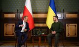 De Poolse premier Donald Tusk (links) en de Oekraïense president Volodymyr Zelensky maandag in Kyiv. 