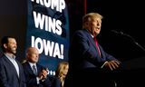 De Amerikaanse oud-president Donald Trump spreekt maandagavond aanhangers toe in Des Moines, de hoofdstad van Iowa, na zijn klinkende zege bij de Iowa Caucuses.