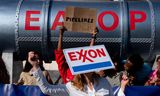 Milieuactivisten vorig jaar juni bij een demonstratie in Parijs tegen het East African Crude Oil Pipeline project van Exxon.